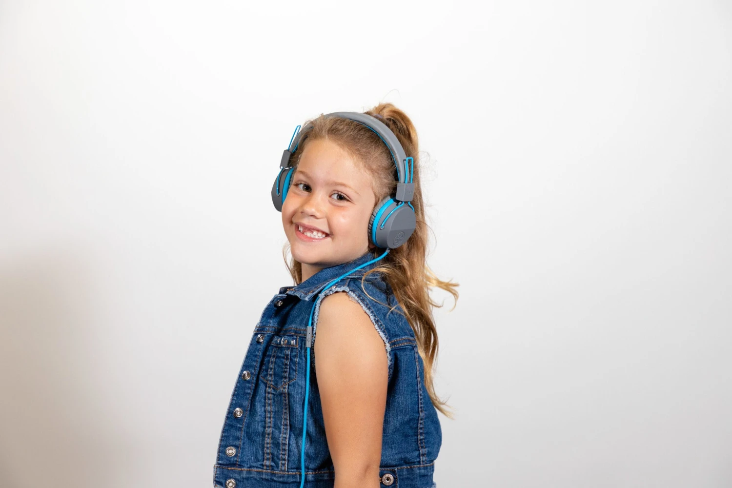 JLab JBuddies Kids Headphones - Grey/Blue 8 JLab JBuddies Kids Headphones - Grey/Blue - Image 8
